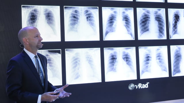 Dr. Ben Strong presenting at the vRad booth